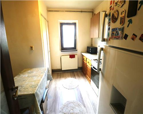 Apartament 3 camere , centrala proprie , zona Dambovita