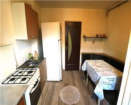 Apartament 3 camere , centrala proprie , zona Dambovita