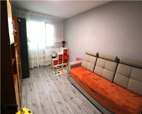Apartament 3 camere, 2 dormitoare , centrala proprie, decomandat, zona Dacia