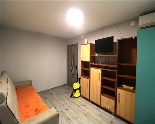 Apartament 3 camere, 2 dormitoare , centrala proprie, decomandat, zona Dacia