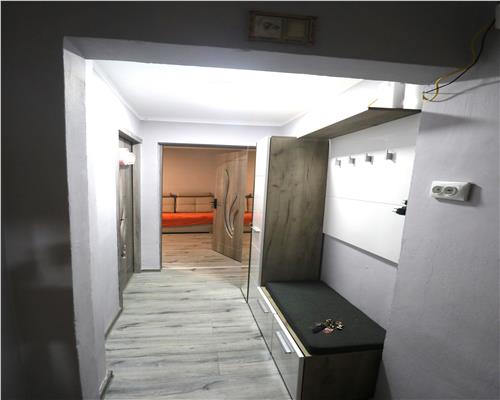Apartament 3 camere, 2 dormitoare , centrala proprie, decomandat, zona Dacia
