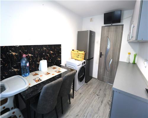 Apartament 3 camere, 2 dormitoare , centrala proprie, decomandat, zona Dacia