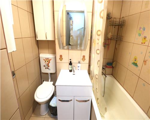 Apartament 3 camere, 2 dormitoare , centrala proprie, decomandat, zona Dacia